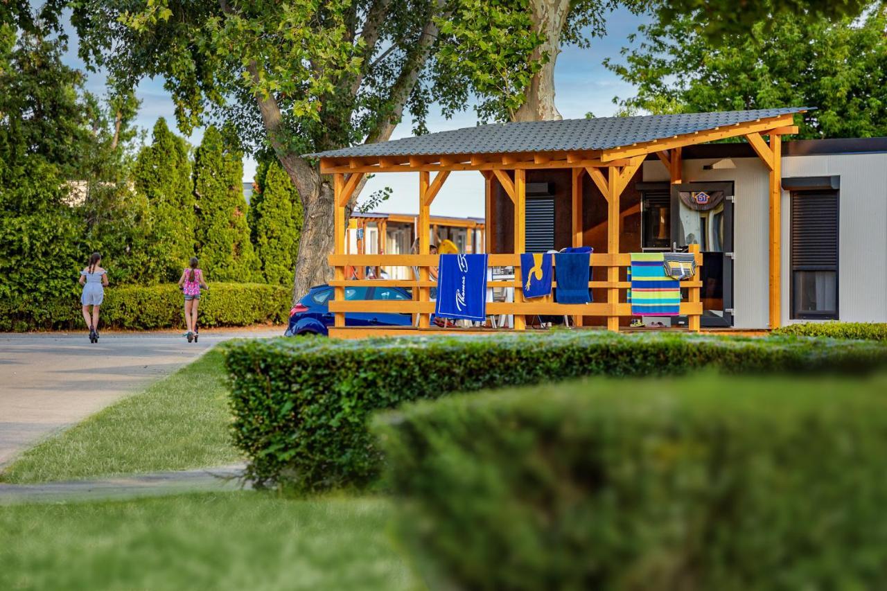 Balatontourist Fuered Camping & Bungalows บาลาตอนฟือเรด ภายนอก รูปภาพ