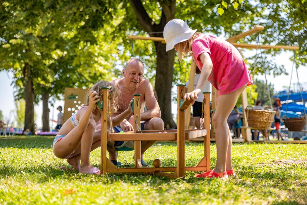 Balatontourist Fuered Camping & Bungalows บาลาตอนฟือเรด ภายนอก รูปภาพ