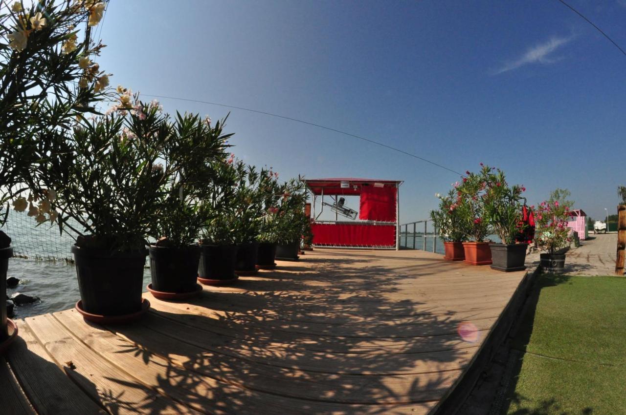 Balatontourist Fuered Camping & Bungalows บาลาตอนฟือเรด ภายนอก รูปภาพ
